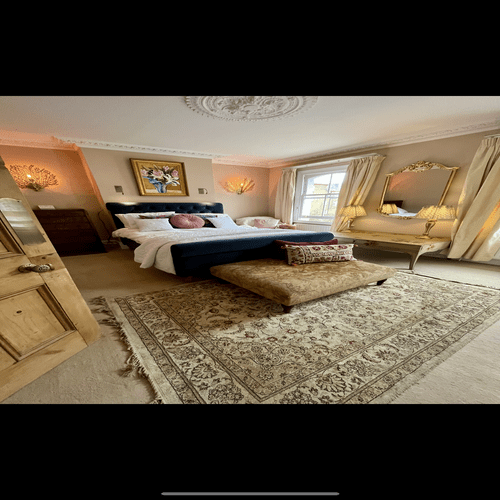 room with rose cornice